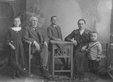 370 - Opa en oma Van Zutphen met kinderen ca 1921