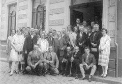 317 - 1929 - Catharina et Jean Cremers-Eck entre des clients de leur pension de famille, Muntstraat 7, Valkenburg.