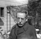 345 - 1946 – Jean Cremers em frente ao hotel