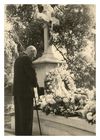 823 - Peter J. Schunck at the grave of his wife
